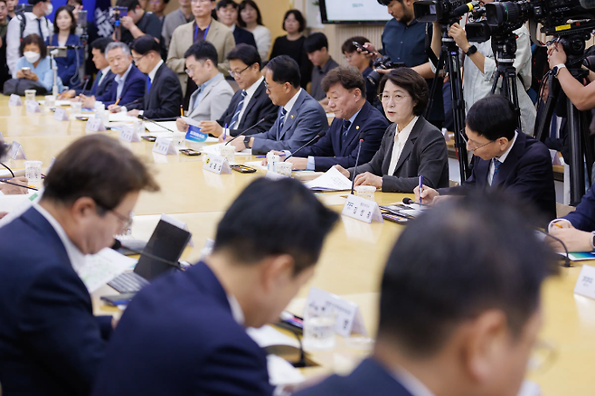 추미애 경기도지사가 21일 경기도북부청사에서 열린 '경기도-더불어민주당 최고위원회의에 참석해 이야기를 하고 있다. 경기도 제공