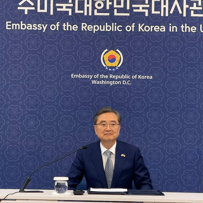 조현 외교부 장관이 18일 워싱턴 DC의 주미 한국대사관에서 특파원 간담회에 참석해 발언을 하고 있다. /워싱턴=김은중 특파원