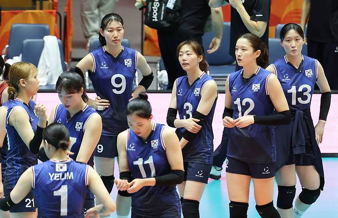21일 일본 아이치현 파크 아레나 고마키에서 열린 2026 아이치·나고야 아시안게임 여자 배구 한국과 일본의 준결승전에서 0-3으로 패배한 한국 선수들이 아쉬워하고 있다./연합뉴스