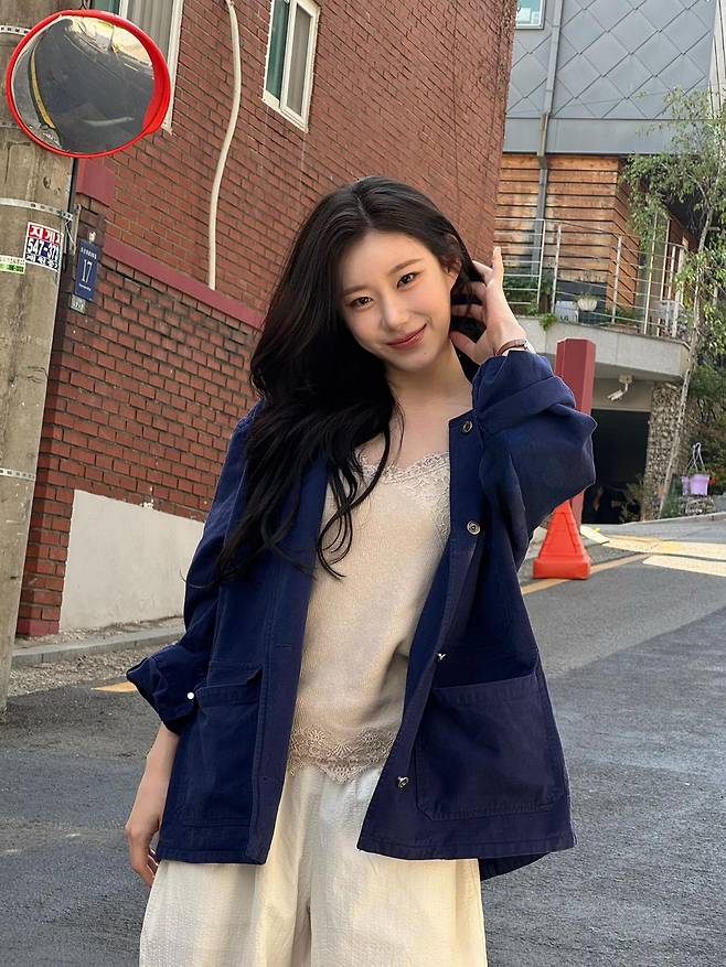 채령의 필드재킷 코디. 인스타그램 @chaerrry0