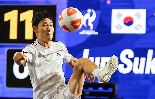한국 테크볼 사상 첫 국제종합스포츠대회 메달리스트가 된 이준석이 20일 일본 나고야 히가시 스포츠센터에서 열린 2026 아이치·나고야 아시안게임 테크볼 남자 단식 결승전 경기를 펼치고 있다. 나고야=뉴스1