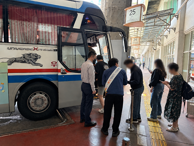 중앙고속과 책과강연이 공동 개최한 추석 귀성객 대상 독서 캠페인 ‘북‘BUS’킹’ 현장. 관계자가 고속버스 승차장에서 귀성객들을 안내하고 있다. 사진제공=책과강연