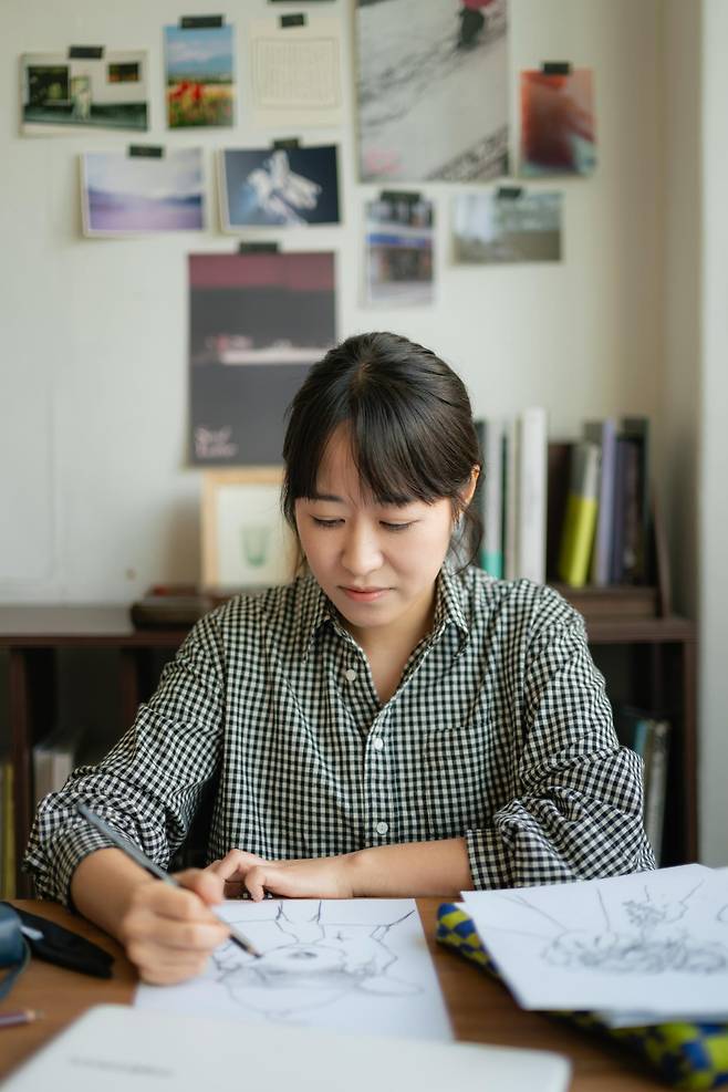 등단 전부터 현재까지 직장생활을 병행 중인 그는 “작가 일만큼이나 직장일이 중요하다”며 “사람들이 살아가는 모습에서 많은 영감을 얻는다”고 말했다. © 레이지웨이브