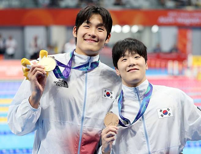 21일 일본 도쿄도 고토구 도쿄아쿠아틱스센터에서 열린 2026 아이치·나고야 아시안게임 경영 남자 자유형 50m 시상식에서 금메달을 획득한 김영범(왼쪽), 동메달을 획득한 지유찬이 포즈를 취하고 있다. 뉴시스