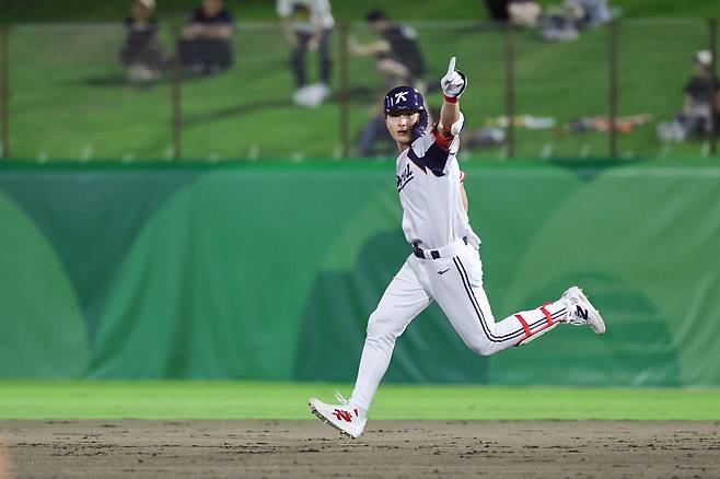 윤동희가 21일 일본 아이치현 오카자키 중앙종합공원야구장에서 열린 2026 아이치·나고야 아시안게임 야구 B조 조별리그 1차전 대만과 경기 8회말 2사 주자 없는 상황에서 솔로홈런을 친 뒤 베이스를 돌면서 세리머니를 하고 있다. 오카자키/연합뉴스