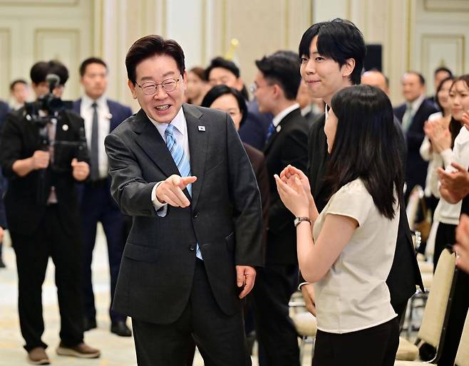 이재명 대통령이 19일 청와대에서 열린 2026 청년의 날 기념식에서 참석자들과 인사하고 있다. 왕태석 선임기자