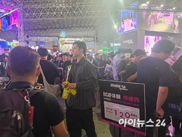 관람객들이 지난 19일 도쿄게임쇼 2026에서 스마일게이트 '미래시: 보이지 않는 미래'를 시연하기 위해 대기하고 있다. [사진=곽민구 기자]