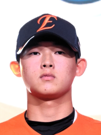 ▲ 설악고 투수 민주홍이 21일 서울 롯데호텔 월드에서 열린 2027 KBO 신인 드래프트에서 1라운드 9순위로 한화 이글스의 지명을 받은 뒤 유니폼을 입고 있다. 연합뉴스