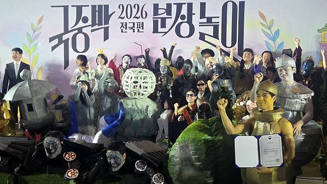 Contestants of the National Museum of Korea's "Dress Like a Museum Exhibit" competition pose for a photo during the final round of the competition at the museum in Yongsan District, central Seoul, on Sept. 19. NEWS1