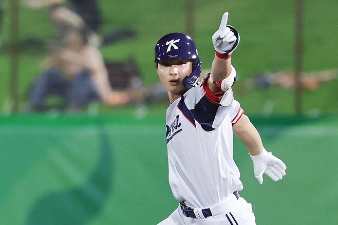 21일 일본 아이치현 오카자키 중앙종합공원야구장에서 열린 2026 아이치·나고야 아시안게임 야구 B조 조별리그 1차전 대한민국과 대만의 경기에서 8회말 2사 주자 없는 상황 대한민국 윤동희가 솔로홈런을 친 뒤 세리머니를 하고 있다. 연합뉴스