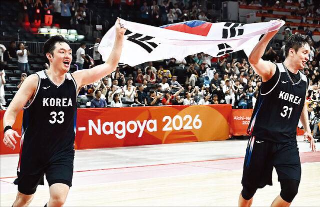 한국 남자 농구대표팀이 20일 나고야 아이치 인터내셔널 아레나에서 열린 2026 아이치·나고야 아시안게임 결승전에서 개최국 일본을 꺾은 뒤 주장 이승현(왼쪽)과 맏형 장재석이 태극기를 펼쳐 들고 코트를 누비고 있다. 12년 만의 아시아 정상 탈환이다. 한국 선수단은 메달 레이스 첫날 금메달 4개(근대5종·테크볼·농구)와 은메달 3개, 동메달 7개를 쓸어 담았다. 나고야=윤웅 기자