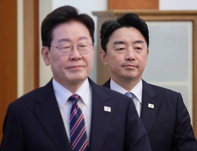 이재명 대통령과 강훈식 비서실장이 21일 청와대에서 열린 수석보좌관회의에 입장하고 있다. 강 비서실장은 이날 오전 이 대통령에게 사의를 표명했다. 청와대통신사진기자단