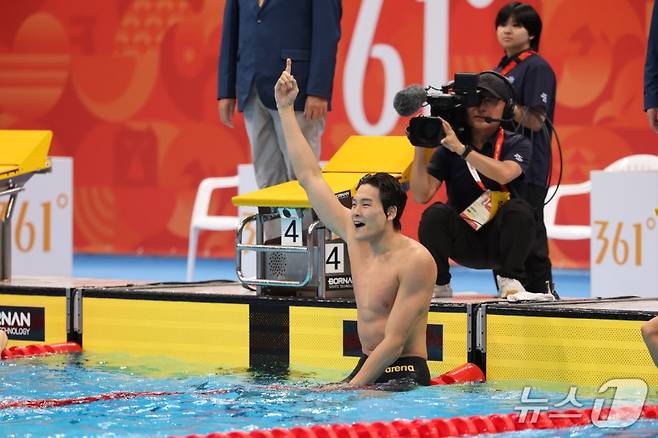 21일 도쿄 아쿠아틱스 센터에서 열린 2026 아이치·나고야 아시안게임 남자 50m 자유형 결승전에서 금메달을 획득한 김영범이 환호하고 있다./도쿄=뉴스1