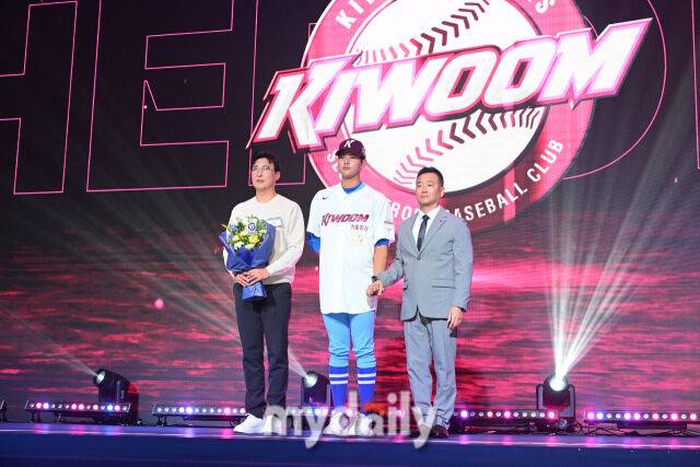 부산고 하현승이 21일 오후 서울 잠실동 롯데호텔 월드 크리스탈볼룸에서 진행된 ‘2027 KBO 신인드래프트’에서 1라운드 전체 1위로 키움에 지명된 뒤 포즈를 취하고 있다./잠실=곽경훈 기자