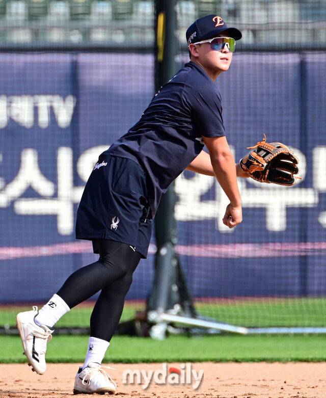 2026년 6월 2일 오후 서울 잠실구장에서 열린 '2026 신한 SOL KBO리그' 한화 이글스와 두산 베어스의 경기. 상무에서 제대한 정은원이 한화에 합류한 뒤 훈련하고 있다./마이데일리
