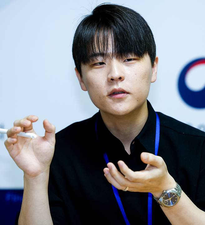 지난 1일 한성윤 금융위원회 가상자산과 주무관이 정부서울청사에서 진행된 세계일보와 인터뷰에서 자신이 만든 가상자산 불공정거래 매매분석 시스템의 기능을 설명하고 있다. 유희태 기자