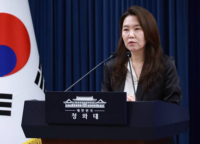 강유정 수석대변인이 지난 1일 청와대 기자회견장에서 김용범 정책실장 사퇴 관련 브리핑을 하고 있다. ⓒ연합뉴스