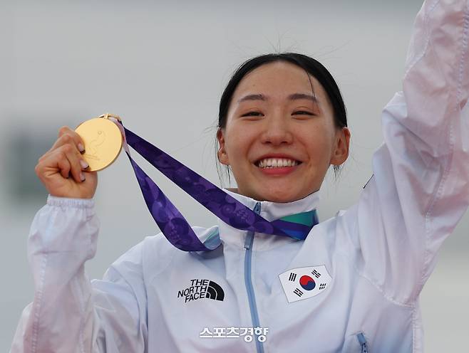 성승민이 20일 일본 안조 스포츠 파크에서 열린 2026 아이치·나고야 아시안게임 여자 근대 5종 개인전 시상식에서 금메달을 목에 걸고 기뻐하고 있다. 강윤중 선임기자
