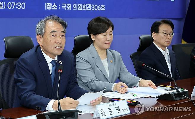 농지 전수조사 당정협의, 발언하는 윤준병 정조위원장 (서울=연합뉴스) 배재만 기자 = 국회 농해수위 더불어민주당 윤준병 정조위원장(왼쪽 첫 번째)이 21일 국회 의원회관에서 열린 농지 전수조사 추진 방향 당정 협의에서 발언하고 있다. 2026.9.21 scoop@yna.co.kr