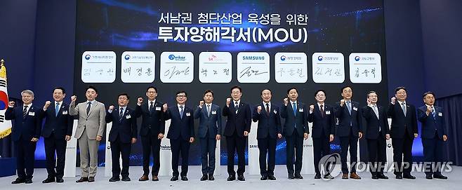 호남 반도체 투자 발표하는 기업들 (광주=연합뉴스) 한상균 기자 = 서남권 첨단산업 발전비전 국민보고회에서 정부와 기업의 MOU체결식이 끝난 뒤 참석자들과 기념촬영을 하고 있다. 2026.6.30 xyz@yna.co.kr