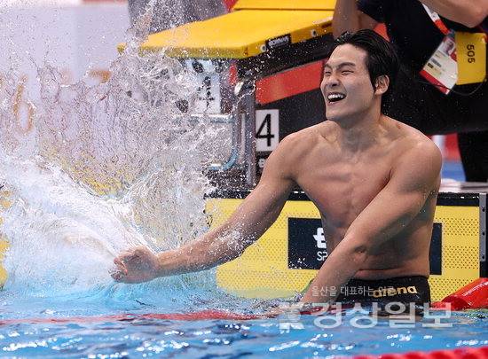 ▲ 21일 도쿄 아쿠아틱스 센터에서 열린 2026 아이치·나고야 아시안게임 수영 남자 50m 개인 자유형 결승. 금메달을 획득한 한국 김영범이 환호하고 있다. 연합뉴스