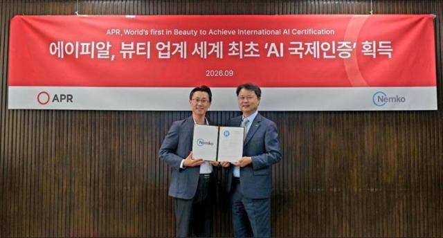 신재우 에이피알 연구개발(R&D)센터장(왼쪽)과 곽삼근 넴코 코리아 전무가 AI Trust Mark 인증 획득 기념촬영을 하고 있다. [사진=에이피알]