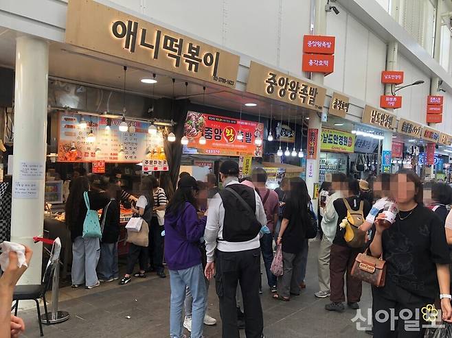 남대문시장 분식집에 사람들이 몰려 있다. [사진=김유진 기자]