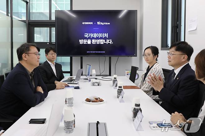 안형준 국가데이터처장은 22일 서울 성동구의 데이터 기술 기업 ‘빅밸류’를 방문해 인공지능(AI) 기반 데이터 행정혁신 방안에 관하여 논의했다. (국가데이터처 제공)