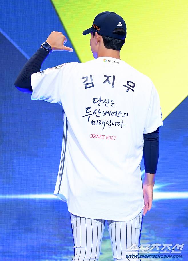 2027 KBO 신인 드래프트가 21일 서울 송파구 롯데호텔 월드 크리스탈볼룸에서 열렸다. 두산에 지명된 김지우가 기념촬영을 하고 있다. 잠실=박재만 기자 pjm@sportschosun.com/2026.09.21/
