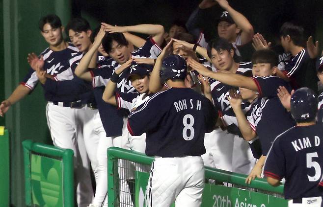 노시환 2점포

    (도요하시[일본]=연합뉴스) 김동민 기자 = 22일 일본 아이치현 도요하시 시민구장에서 열린 2026 아이치·나고야 아시안게임 야구 B조 조별리그 2차전 대한민국과 홍콩의 경기. 1회초 2사 3루 한국 노시환이 2점 홈런을 치고 홈을 밟은 뒤 더그아웃에서 하이파이브를 하고 있다. 2026.9.22 

    image@yna.co.kr

(끝)





<저작권자(c) 연합뉴스, 무단 전재-재배포, AI 학습 및 활용 금지>