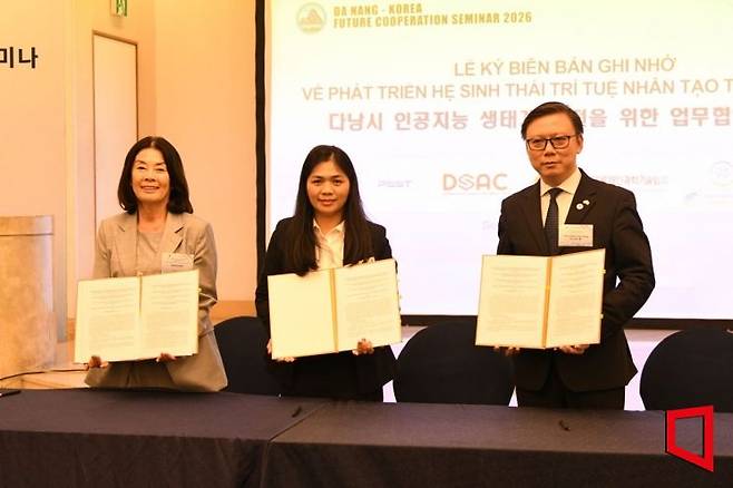 손하은 한국AI블록체인과학기술협회, 봄 재단 이사장(왼쪽 첫 번째)가 19일 대한민국 서울 스위스 그랜드 호텔 다이아몬드홀에서 다낭의 과학기술 국제금융 분야와 기업 간 협력을 위한 양해각서(MOU) 체결 후 기념촬영 하고 있다[사진=권병건 기자]