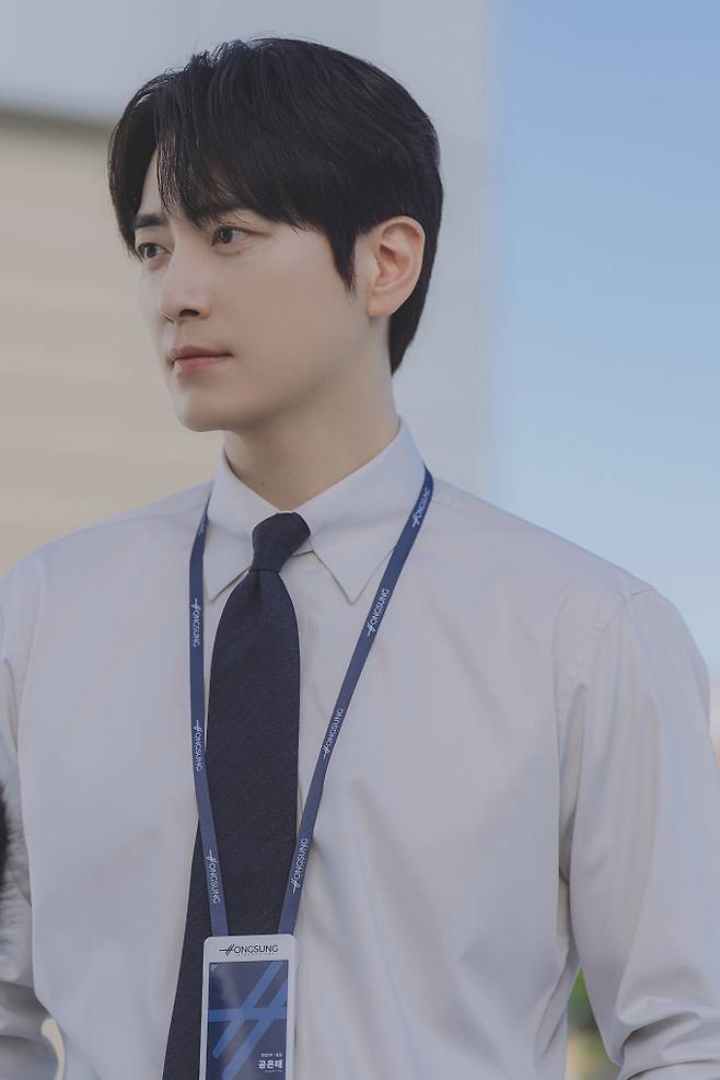 ** 로또 1등 13억 당첨! 이준혁, 퇴사 대신 '출근'을 택한 진짜 이유?

**