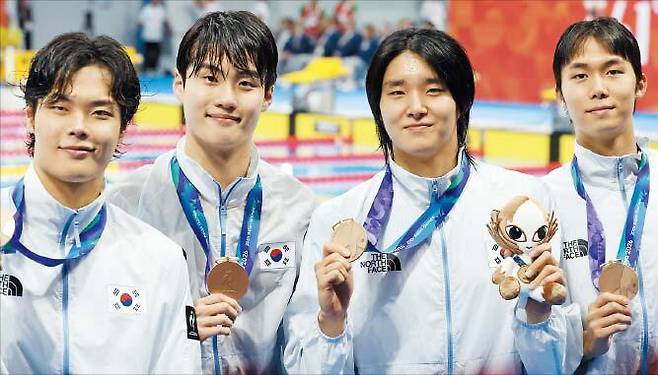남자 계영 800m 동메달을 목에 건 이호준(왼쪽부터), 황선우, 김우민, 김준우. /뉴시스