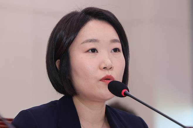 이소영 중소벤처기업부 장관 후보자가 15일 오전 서울 여의도 국회 산업통상자원중소벤처기업위원회에서 열린 인사청문회에서 의원 질의에 답하고 있다./뉴스1