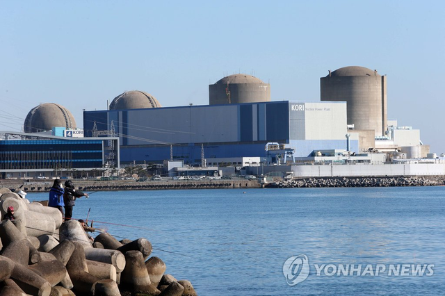부산 기장군 고리원자력발전소 전경. 맨 오른쪽부터 고리 1·2·3·4호기. AI·반도체발 전력 수요가 급증하면서 정부는 제12차 전력수급기본계획 수립을 앞두고 원전의 역할을 다시 논의하기 위한 국민 공론화에 착수한다. [연합뉴스]