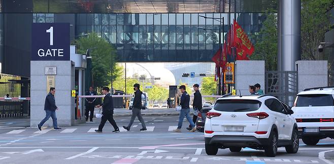 삼성바이오로직스, 노조 현장 복귀 '무기한 준법 투쟁' 5월 6일 오전 인천 연수구 삼성바이오로직스 공장에 출근한 직원들이 이동하고 있다. 삼성바이오로직스 노조는 지난 1∼5일 진행한 전면 파업을 마무리하고 이날 현장에 복귀했다. (사진=연합뉴스)