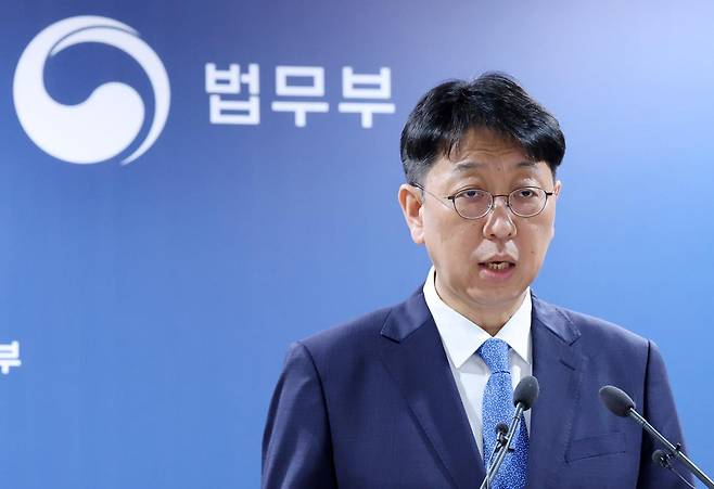 이응철 법무부 검찰국장이 22일 경기 과천시 법무부에서 공소청 직제안 관련 브리핑을 하고 있다. 뉴스1