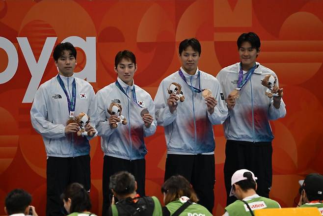 한국 남자 혼계영 400m 대표팀 이주호(왼쪽부터) 최동열 양재훈 김영범이 22일 일본 도쿄 아쿠아틱스센터에서 열린 2026 아이치·나고야 아시안게임 수영 남자 혼계영 400m 시상식에서 동메달을 들어 보이며 기념촬영을 하고 있다. 도쿄=하상윤 기자