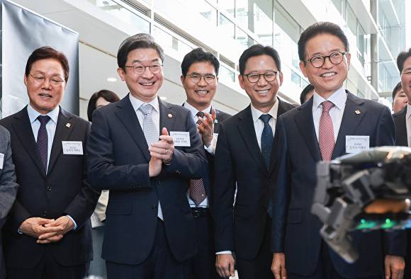 피지컬AI 지역거점 발전 포럼에 참석한 이원택 전북지사와 경북, 경남지사가 환하게 웃고 있다. [사진=전북자치도 ]