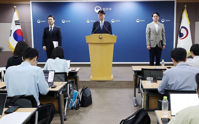 이응철 법무부 검찰국장이 22일 오전 경기도 과천시 법무부에서 공소청 직제 수정안을 발표하고 있다. 왼쪽부터 김민철 행정안전부 법사조직과장, 이응철 법무부 검찰국장, 하인호 검찰개혁추진단 행정지원국장. 뉴스1