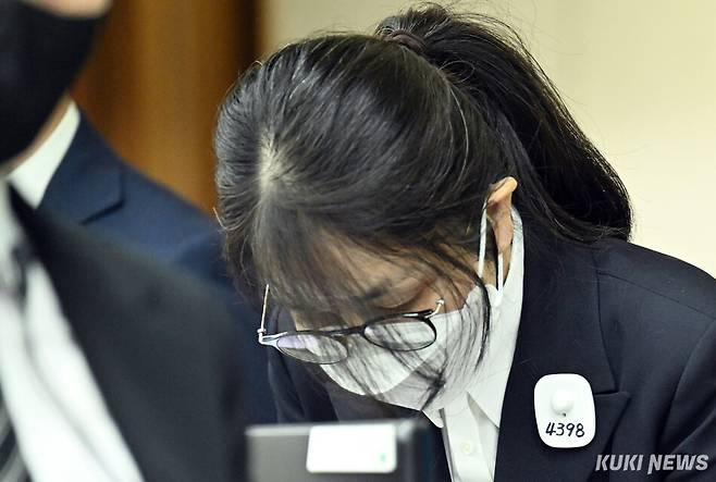 도이치모터스 주가조작과 명태균 공천개입, 통일교 청탁·뇌물 수수 의혹 혐의 등으로 구속기소 된 김건희 씨가 지난해 9월24일 오후 서울 서초구 서울중앙지방법원에서 열린 첫 재판에 출석하고 있다. 사진공동취재단