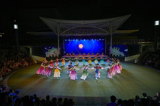 국립국악원은 추석 당일인 25일 저녁 야외 공연장인 연희마당에서 특별 공연 ‘휘영청, 둥근 달’을 무대에 올린다. 강강술래(사진)를 비롯해 다양한 전통춤과 연희, 등이 펼쳐진다. ©국립국악원