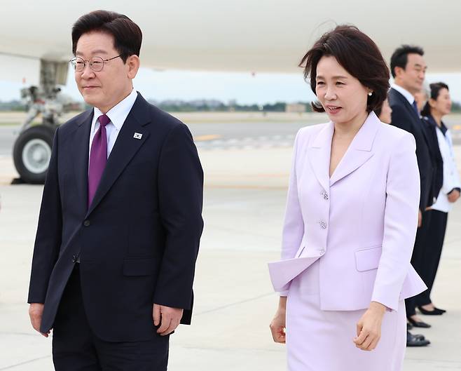 이재명 대통령과 김혜경 여사가 21일(현지시간) 미국 뉴욕 JFK 국제공항에 도착한 공군 1호기에서 내려 차량으로 이동하고 있다. [연합뉴스]
