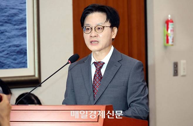 대미투자 사전 보고 위해 국회 찾은 김정관 산업통상부 장관
김정관 산업통상부 장관이 22일 국회 산업통상중소벤처기업위원회에 ‘대한민국과 미합중국 간 전략적투자의 운영 및 관리를 위한 특별법’에 따른 대미투자 사전보고를 위해 상임위 회의장에 참석, 발언하고 있다. 2026.9.22.김재훈기자