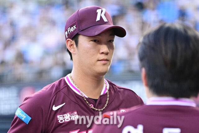 29일 서울 잠실야구장에서 열린 '2026 신한 SOL KBO리그' 키움 히어로즈와 두산 베어스 경기. 키움 선발투수 안우진이 수비를 마치고 더그아웃으로 들어서고 있다./마이데일리