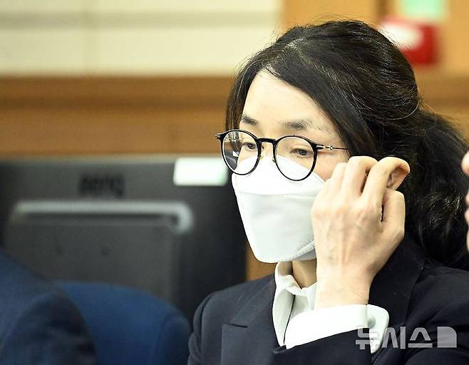 [서울=뉴시스] 사진공동취재단 = 공직·이권 청탁을 대가로 각종 금품을 수수했다는 이른바 '매관매직' 혐의로 기소돼 1심에서 징역 7년을 선고받은 김건희 여사가 2심에서 소폭 감형된 징역 5년을 선고받았다. 사진은 김 여사가 지난해 9월 24일 오후 서울 서초구 서울중앙지방법원에서 열린 자신의 자본시장법 위반 등 혐의 첫 재판에 출석한 모습. 2026.09.22. photo@newsis.com