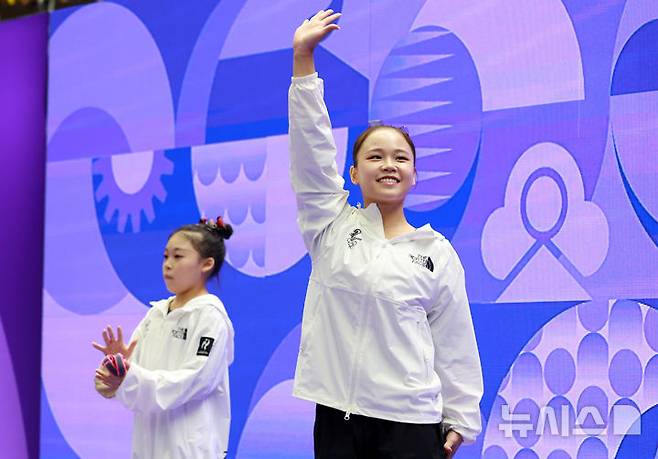 [나고야(일본)=뉴시스] 이영환 기자 = 22일 오후 일본 나고야시 종합체육관에서 열린 2026 아이치·나고야 아시안게임 기계체조 여자 개인종합 결승, 한국 여서정이 선수 소개에 손을 흔들고 있다. 2026.09.22. 20hwan@newsis.com