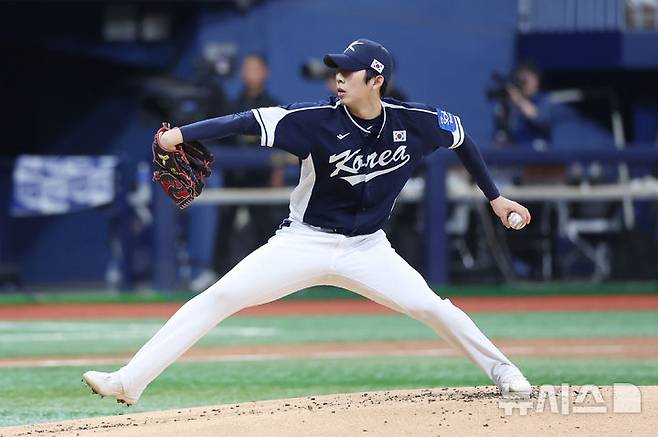 [서울=뉴시스] 조성우 기자 = 9일 오후 서울 구로구 고척스카이돔에서 열린 2025 K-베이스볼 시리즈 대한민국과 체코의 평가전 2차전 경기, 한국 선발투수 오원석이 역투하고 있다. 2025.11.09. xconfind@newsis.com