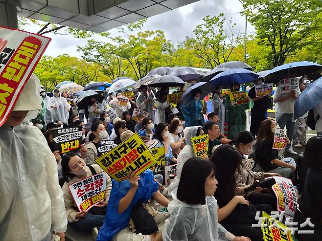 지난 18일 부산 연제구 부산시청 후문에서 부산 강서구 주민들이 생곡소각장 재추진에 반발하며 집회에 나섰다. 김혜민 기자