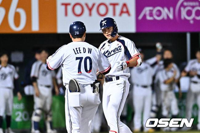 [OSEN=오카자키(일본), 박준형 기자]  21일 오후 일본 아이치현 오카자키 중앙종합공원 야구장에서 2026 아이치-나고야 아시안게임 한국과 대만의 B조 조별예선 1차전이 진행됐다.대회 5연패에 도전하는 한국 야구대표팀은 KBO리그를 대표하는 토종 에이스 곽빈을 선발로 내세웠다. 8회말 대타 윤동희가 솔로홈런을 날리고 홈들 밟고 있다  2026.09.21 / soul1014@osen.co.kr